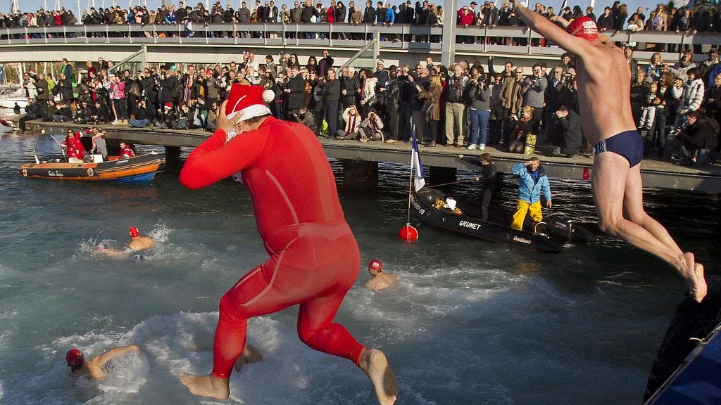 Tällä joulupukilla on päällään perinteistä asua paljon uintiin sopivampi versio. Barcelonassa uidussa Copa Nadalissa pukkeja hyppäsi 15-asteiseen veteen myös täydessä sotisovassa.