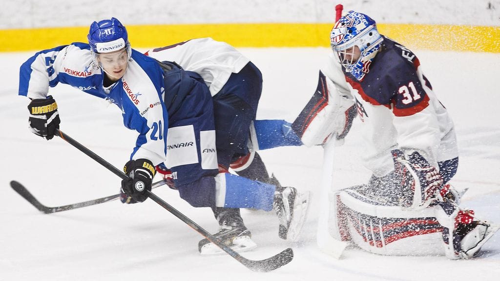 Sebastian Aho taiteili harjoituspelissä USA:ta vastaan.