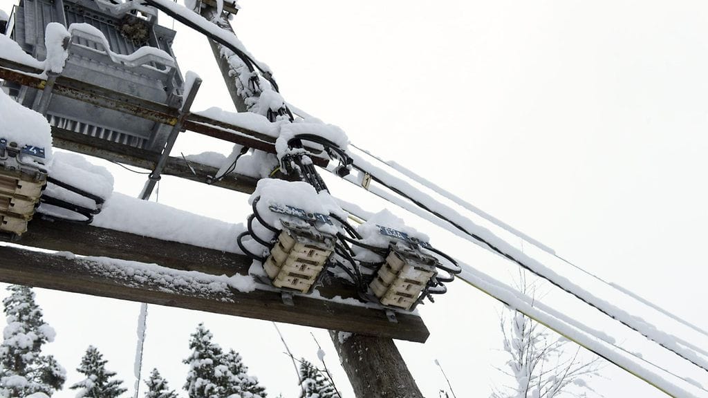 Lunta sähkölinjojen päällä  Keuruun Huhkojärvellä sunnuntaiaamuna 22. marraskuuta 2015.