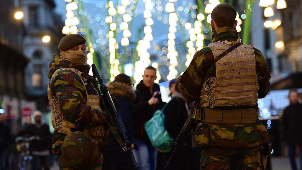 Belgialaissotilaita turvaamassa joulumarkkinoiden avajaisia 27. marraskuuta 2015.