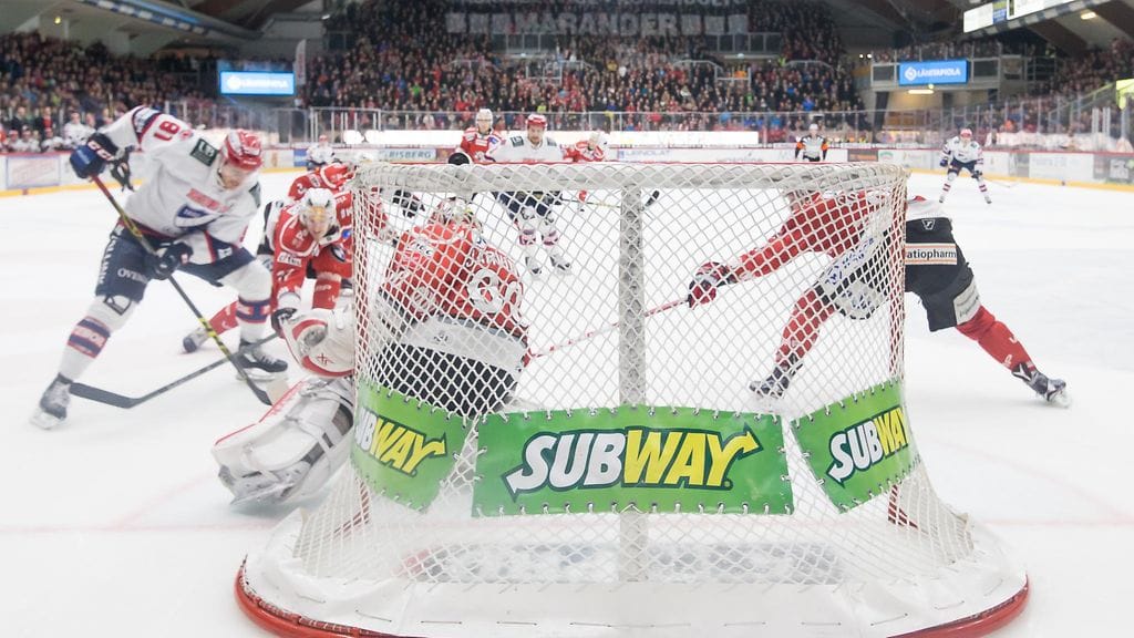 Corey Elkins (kuvassa vasemmalla) sivalsi tästä ottelun 2-1-voittomaalin HIFK:lle.