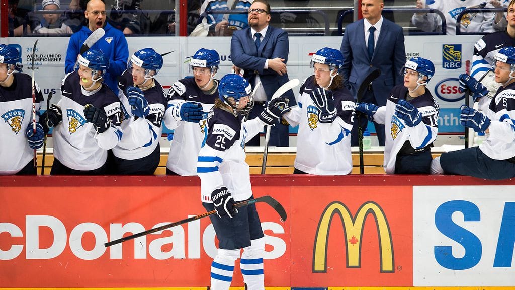 Patrik Laine tuulettamassa maalia