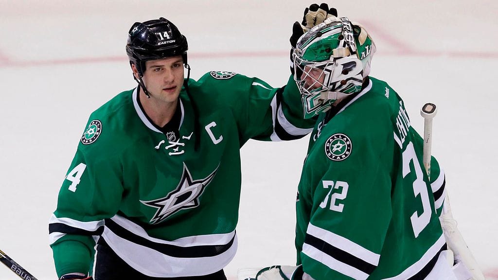 Jamie Benn onnitteli Kari Lehtosta.