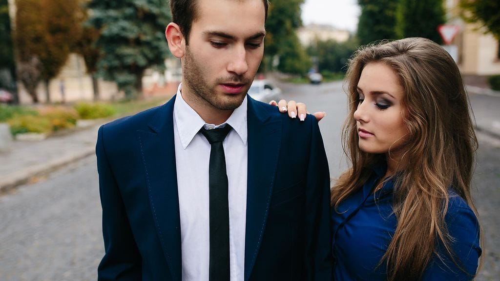 Nainen ja mies puvussa (1)