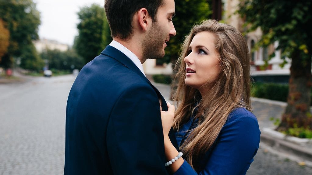 Nainen ja mies puvussa (3)