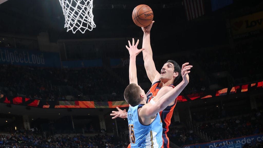 Enes Kanter ohitti Nikola Jokicin.