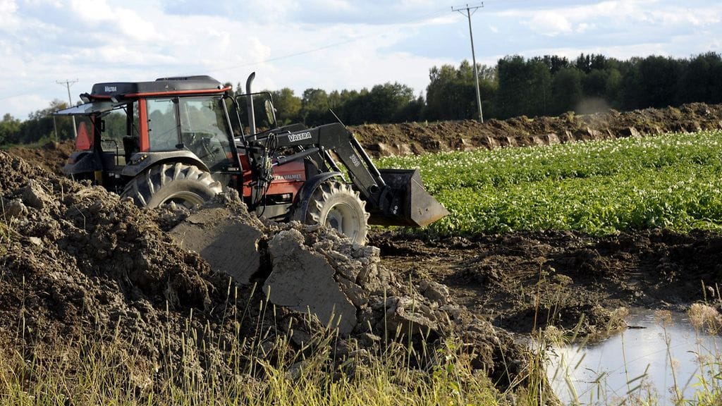 Miehet huijasivat rahaa netissä Nurmeksessa kaupittelemalla traktoreita. Kuvituskuva.