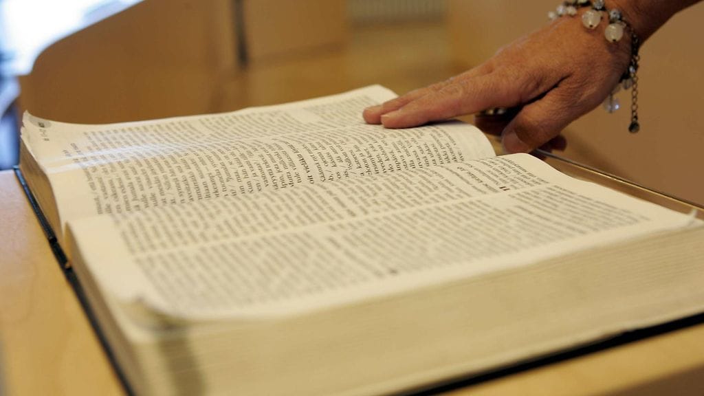 Käsi raamatulla vannomisesta tulee loppu tuomioistuimissa, kun uusi asetus tulee voimaan vuoden alussa.