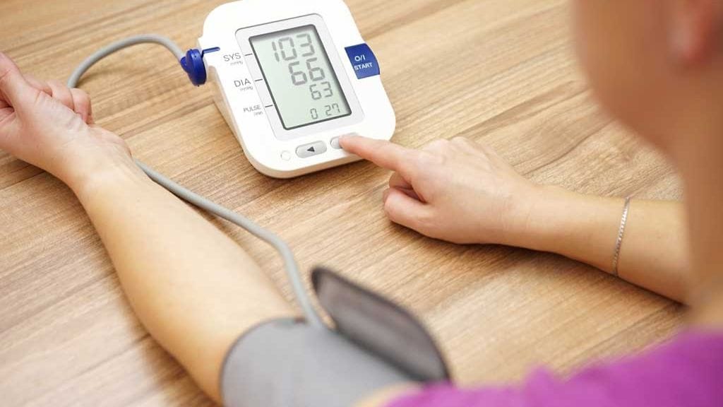 Verenpaineen seuranta on yksi askel kohti parempaa sydänterveyttä.