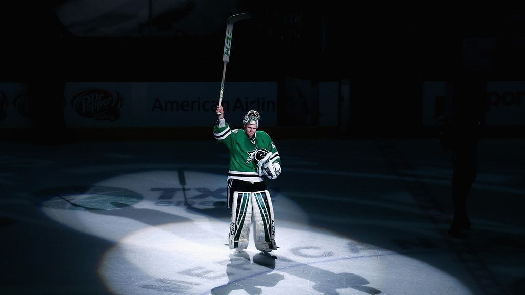 Kari Lehtonen tervehti yleisöä ottelun kolmostähtenä.