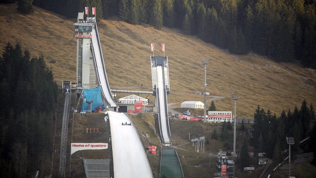 Oberstdorfissa oli maanantaina varsin syksyiset maisemat.