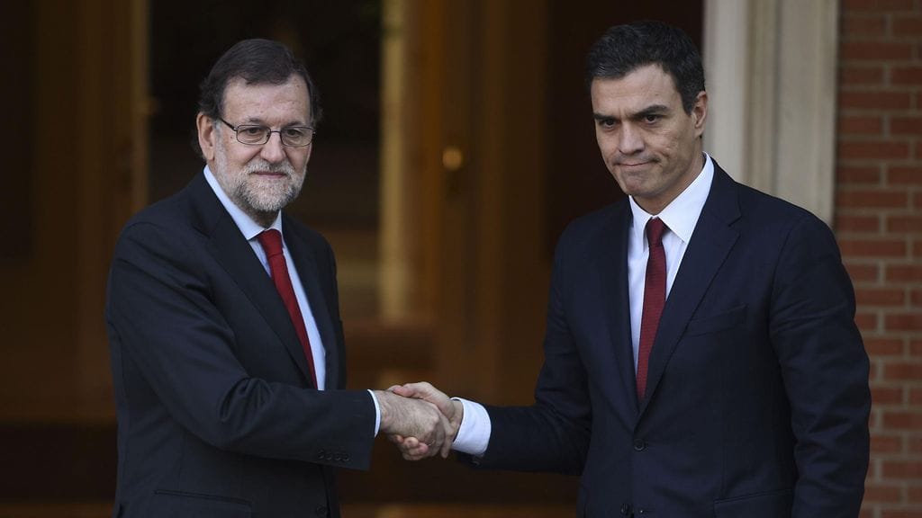 Konservatiivipuolue Partido Popularin (PP) johtajan Mariano Rajoy ja sosialistien puheenjohtaja Pedro Sanchez kättelivät 23. joulukuuta 2015.