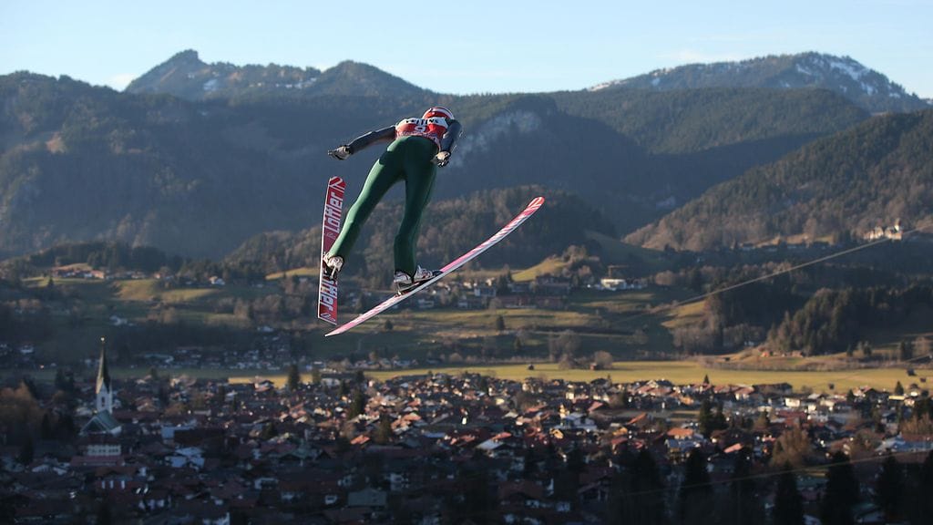 Saksan Karl Geiger pääsi hyppäämään ensimmäisellä harjoituskierroksella, mutta toinen harjoituskierros joudutiin perumaan.