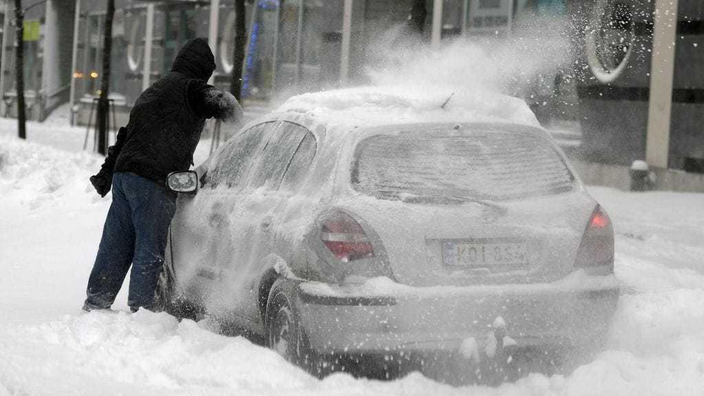 Pian taas saa kaivaa autoja lumen alta, kun lunta tulee jopa kaksi vuorokautta putkeen.