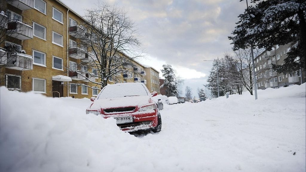 Joulukuussa 2010 lunta satoi reilusti etelärannikolla. Luminen katu Roihuvuoressa Helsingissä 7. joulukuuta 2010.