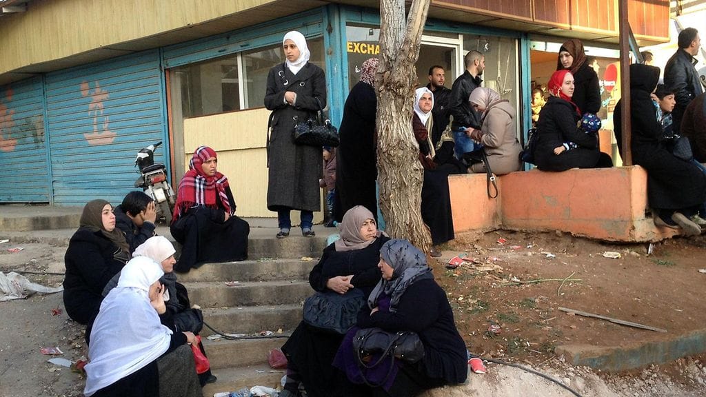 Syyrialaiset odottavat saapumassa olevia omaisiaan lähellä Masnan rajanylityspaikkaa Libanon–Syyria-rajalla 28. joulukuuta 2015.