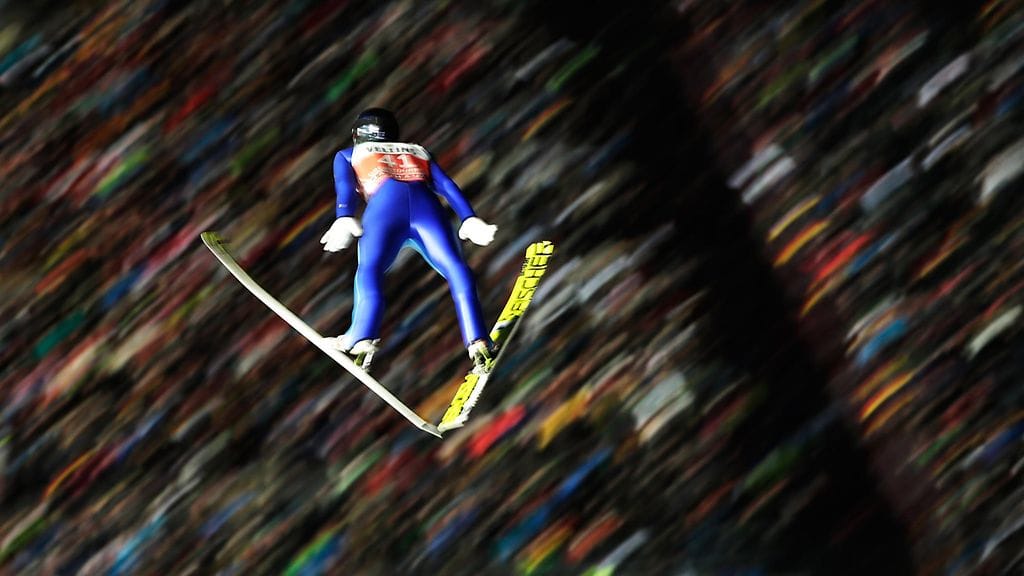 Itävallan Gregor Schlierenzauer hyppäämässä yleisömeren keskelle.