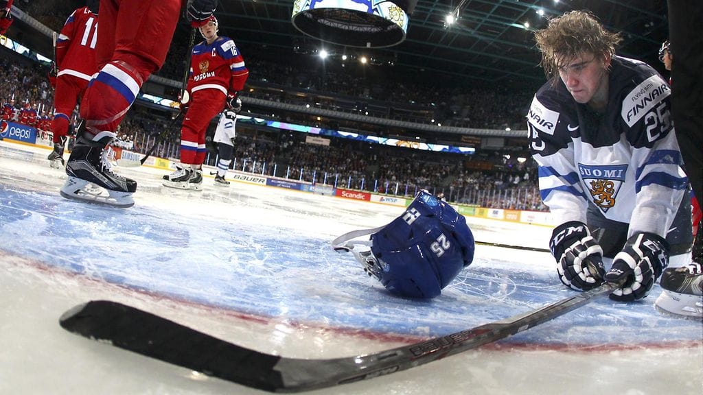 Suomalaishyökkääjä Julius Nättinen menetti kypäränsä taiston tuoksennassa.