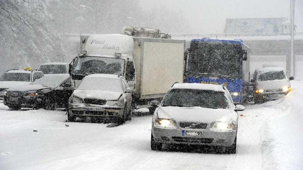 Turvaväliin kannattaa kiinnittää autoillessa huomiota.
