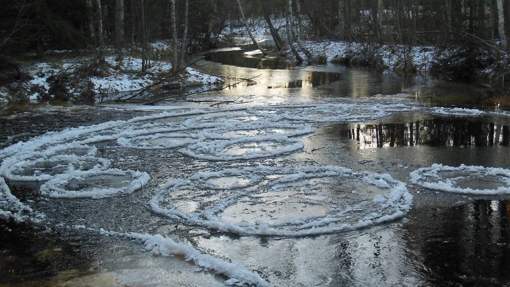 Jää on petollisen heikkoa vielä monessa paikkaa eteläistä Suomea. Kuvituskuvaa.