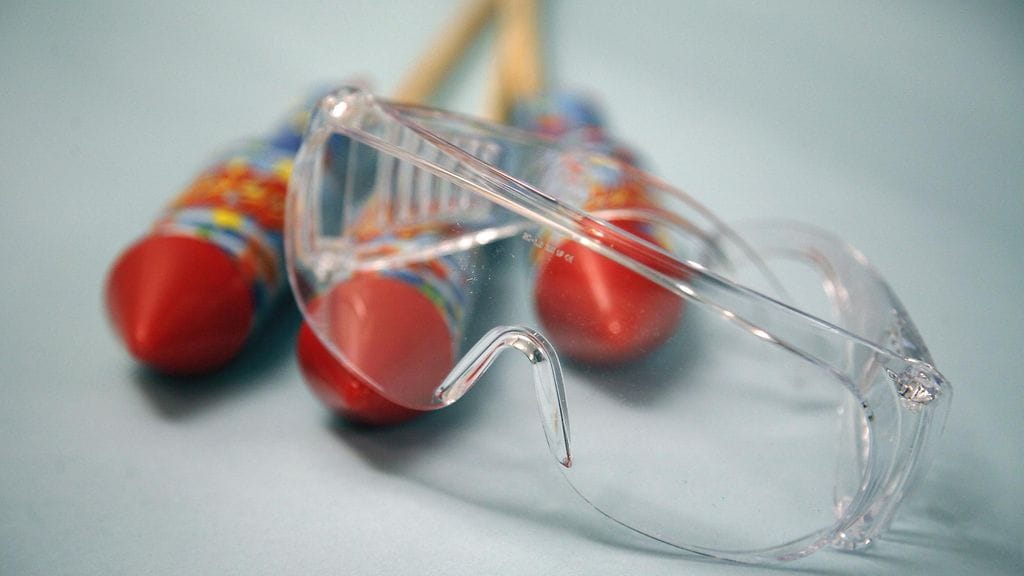 Suojalaisen käyttö on määrätty laissa, mutta silti liian moni suomalainen jättää suojalasit kaupan hyllylle.