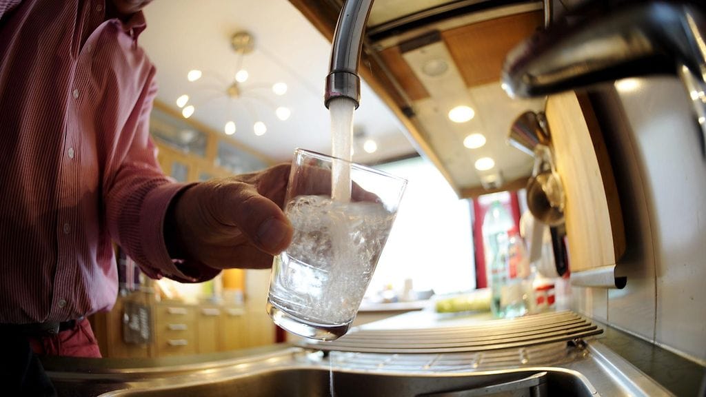 Vesi auttaa painonhallinnassa.