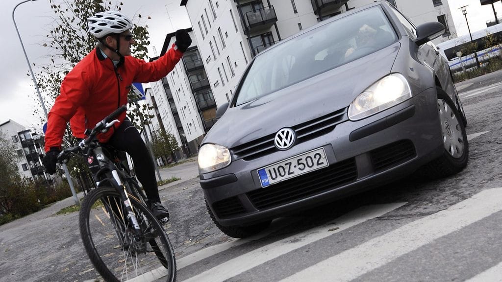 Kuvituskuva lavastetusta tilanteesta. Kuvan henkilöt eivät liity juttuun.