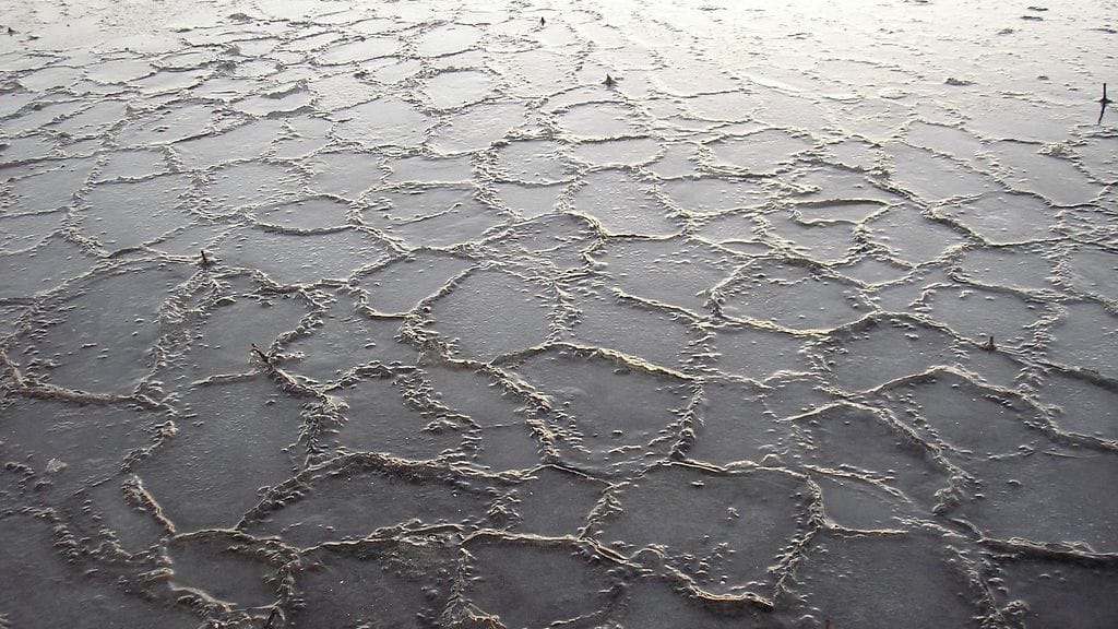 Jäät ovat vielä vaarallisen heikkoja. Kuva: Heikki Sivill