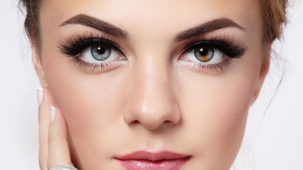 Arvostatko huolella muotoiltuja kulmakarvoja?
