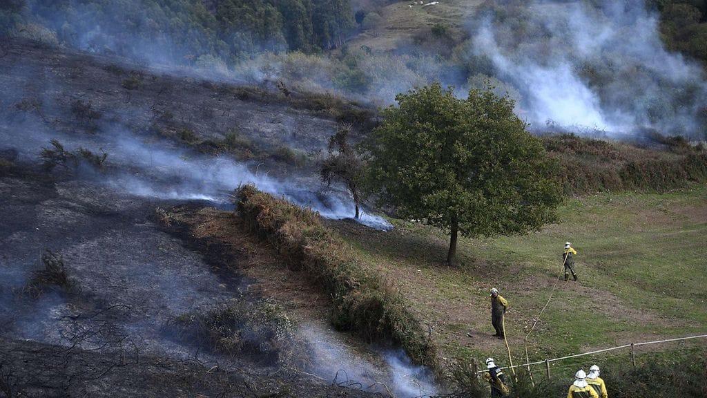 Palomiehet työskentelevät maastopalojen polttamalla alueella lähellä pohjoisespanjalaista Berangon baskikaupunkia. 28. joulukuuta 2015.