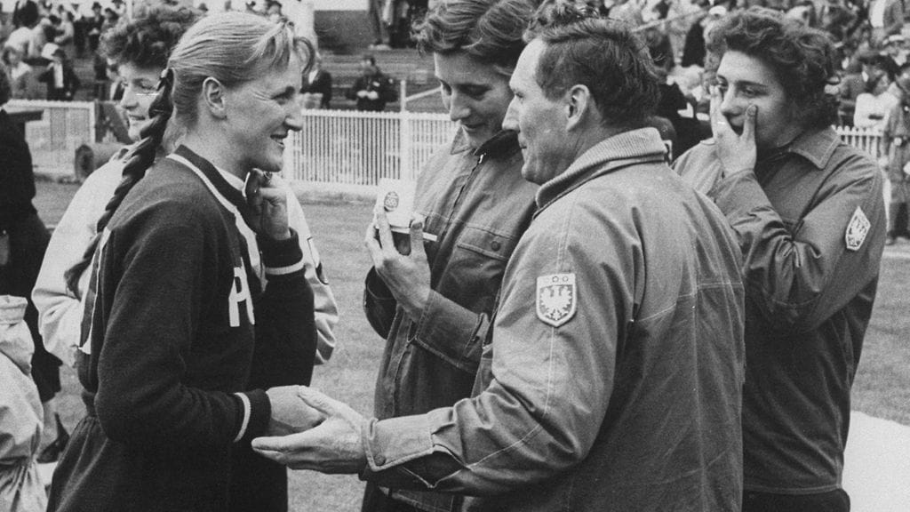 Elzbieta Krzesinska kruunattiin olympiavoittajaksi Melbournessa 1956.