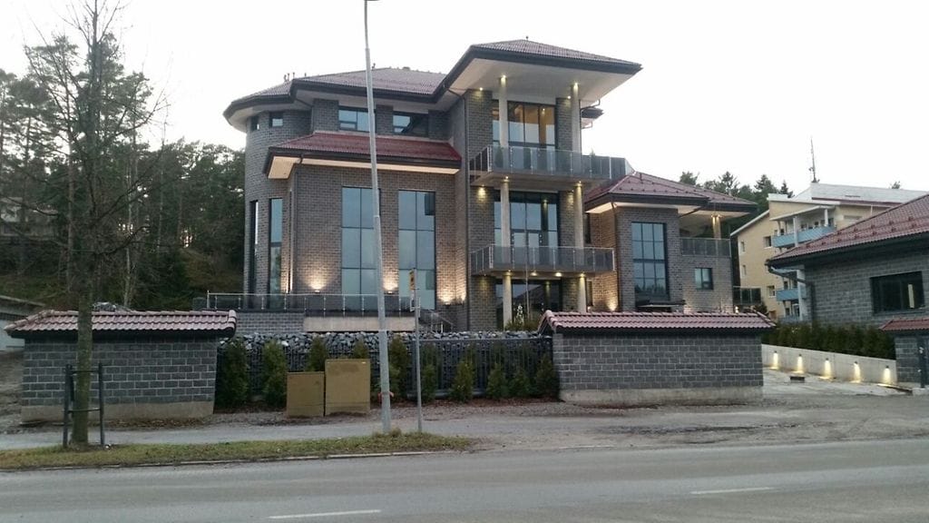 Naantaliin noussut valtava kivilinna on puhuttanut asukkaita.