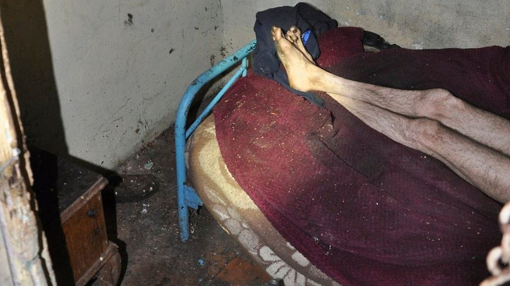 Espanjan poliisin handout-kuvaa Dos Hermanasista löydetystä miehestä, jota sisarukset olivat pitäneet lukkojen takana ilmeisesti vuosikymmeniä.