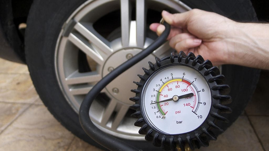 Talvirenkaan ilmanpaineeksi suositellaan 0,2-0,3 barin lisäystä autonvalmistajan suositusarvoihin.