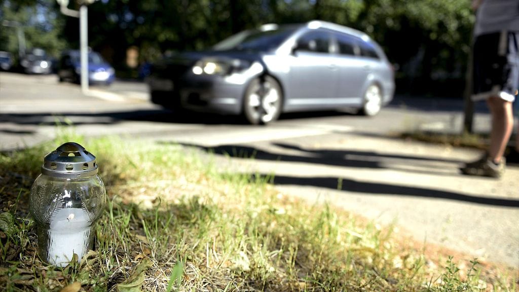 Muistokynttilä Helsingin Mechelininkadun ja Pohjoisen Hesperiankadun läheisyydessä kolarissa kuolleen lapsen muistoksi.