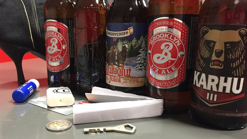 Makuja.fi otti selvää, millaisilla jokaiselta löytyvillä apuvälineillä olutpullon saa auki.