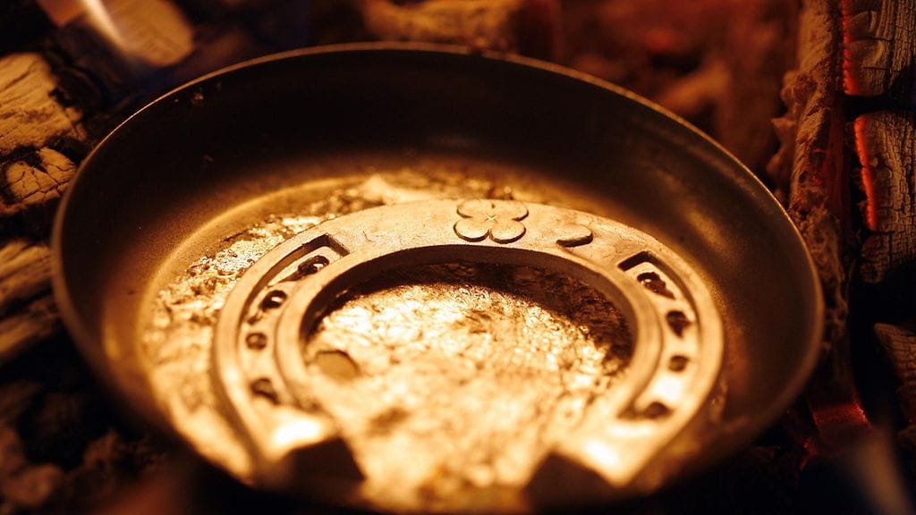 Suomalaisten perinteisiin kuuluu valaa uudenvuoden tinat.