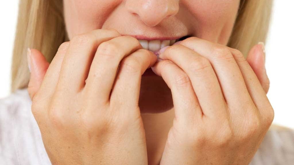 Kynsien pureskelusta voi olla vaikeaa päästä eroon.