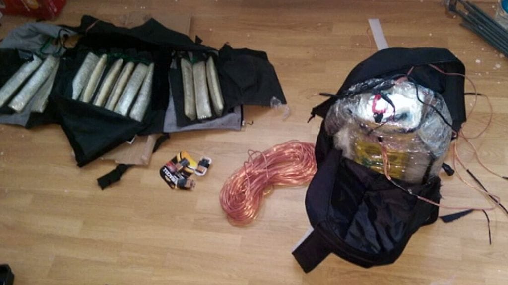 Poliisin pidätetyiltä takavarikoima pommireppu ja räjähteitä. Kuva: Turkin televisio TRT.