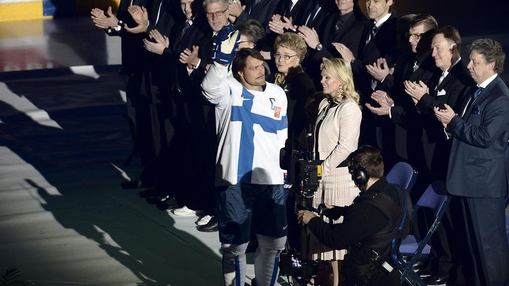 Teemu Selänne jakoi tilaisuuden läheistensä kanssa.