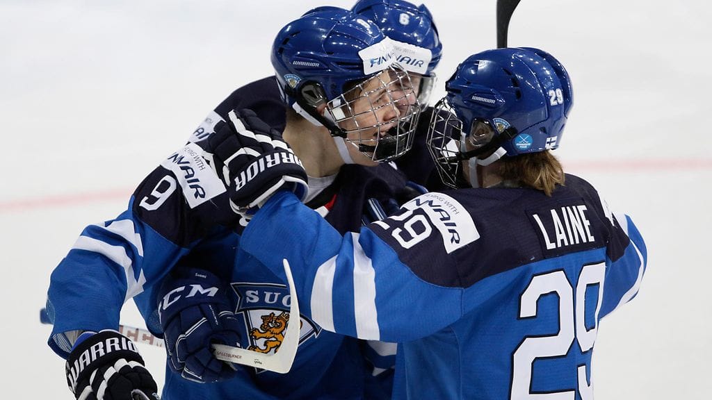 Jesse Puljujärvi ja Patrik Laine juhlivat, juhlivat ja juhlivat.