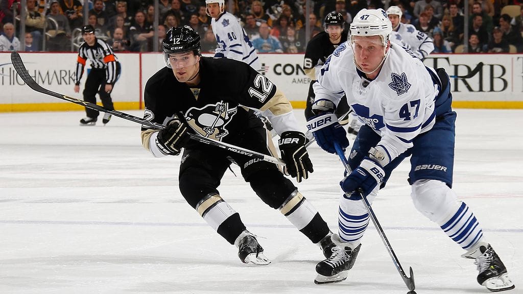 Ben Lovejoy varjostamassa Leo Komarovia.