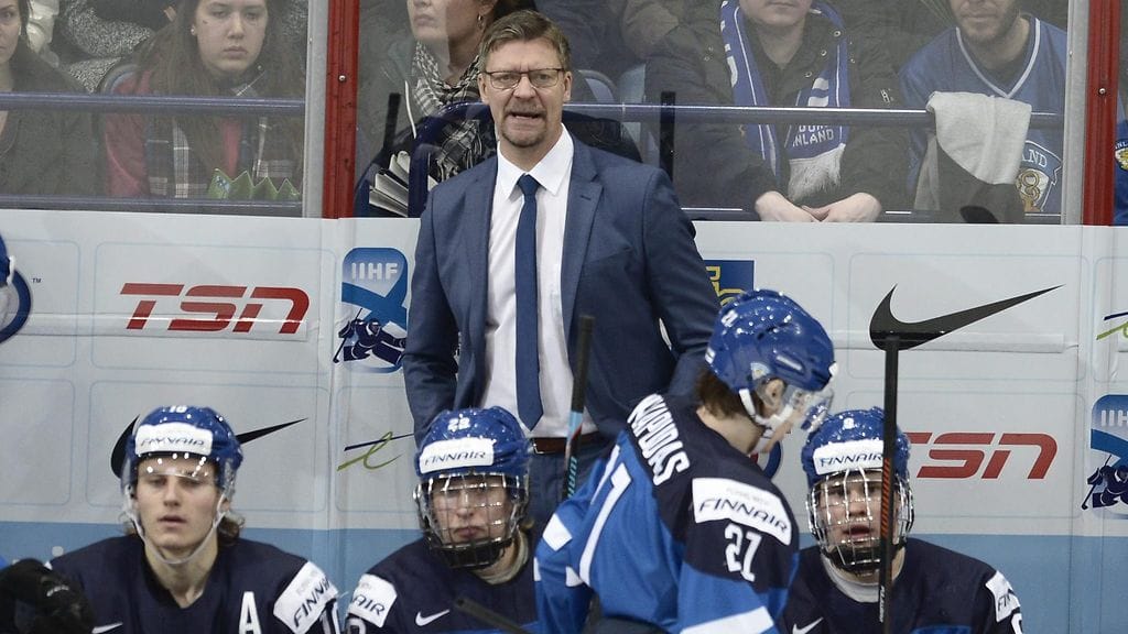 Jukka Jalonen Nuorten Leijonien penkin takana keskiviikkona.