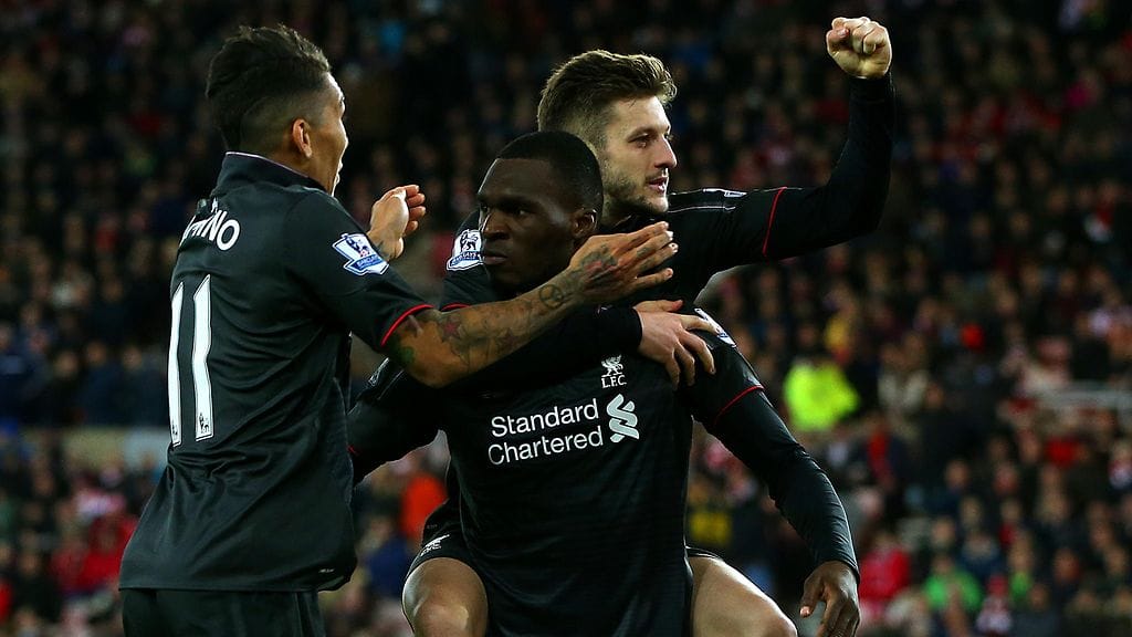 Christian Benteke (kesk.) sai onnittelut joukkuetovereiltaan.