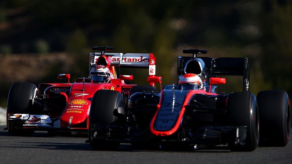 Ferrarin Kimi Räikkönen ja McLarenin Jenson Button Jerezissä viime helmikuussa.