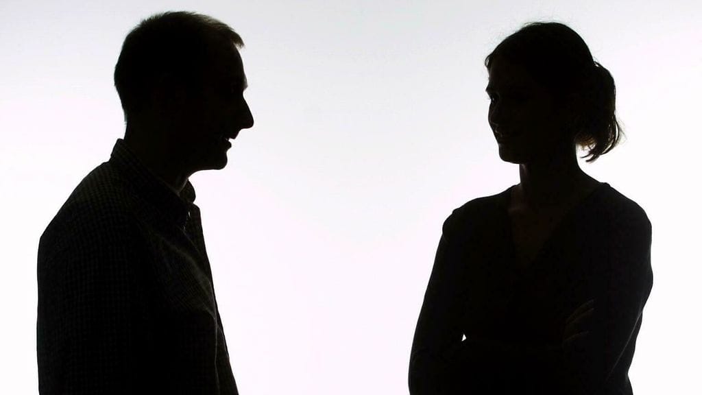 Narsistin kanssa omien tarpeiden selvä esille tuominen, suuttuminen tai vaatiminen harvoin toimii. Kuvituskuva.