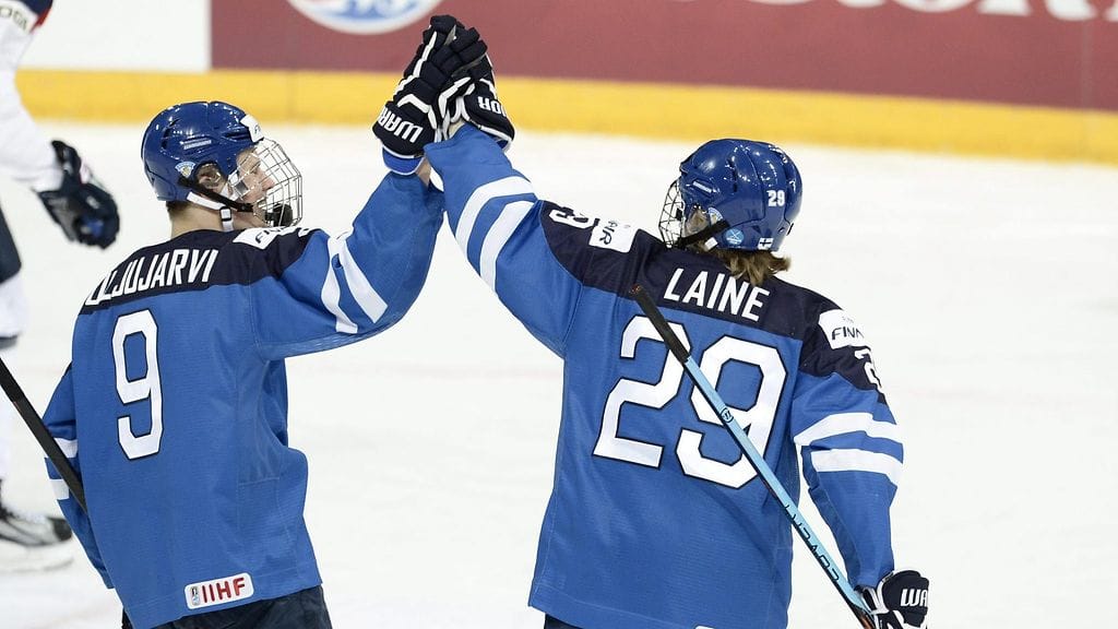 Jesse Puljujärvi ja Patrik Laine juhlivat yhdessä nuorten MM-kisoissa.