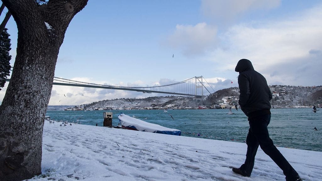 Lumentulon Istanbulissa ennustetaan jatkuvan huomiseen asti. Näin lumista oli Fatih Sultan Mehmet -sillan lähistöllä Bosporinsalmella tänään.