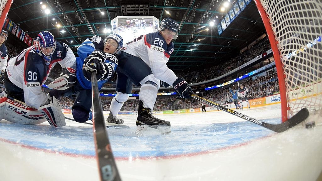 Sebastian Aho seurasi Suomen neljännen maalin syntymistä keskiviikon Slovakia-ottelussa, joka päättyi Nuorten Leijonien komeaan 8–3-voittoon.
