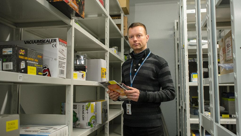Ylitarkastaja Seppo Niemi Tukesin sähkölaitevarastossa.